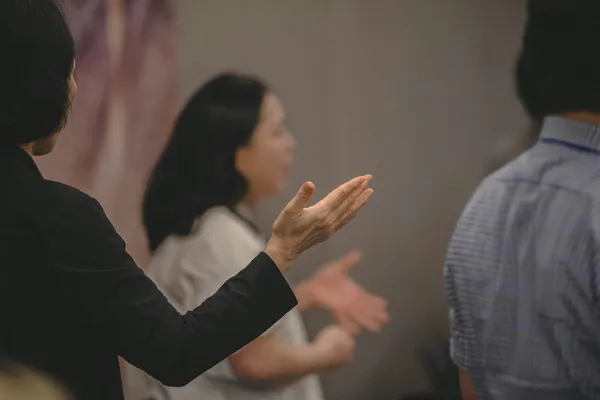  心靈成長課程（LGAT）的真相：先打擊再獎賞，如何一步步瓦解你的防線？