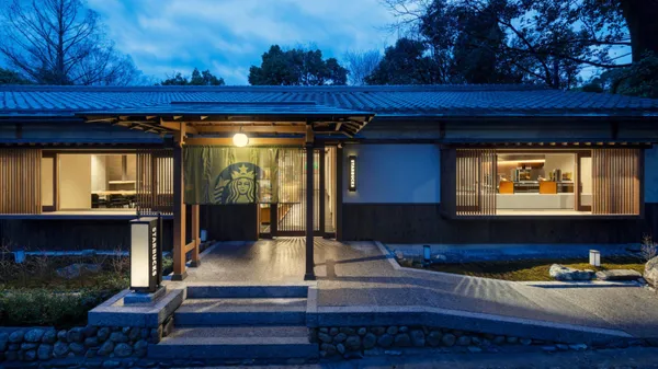 日本星巴克首間百年名勝門市！「京都圓山公園店」打造結合美景、藝術、咖啡香的現代咖啡茶屋