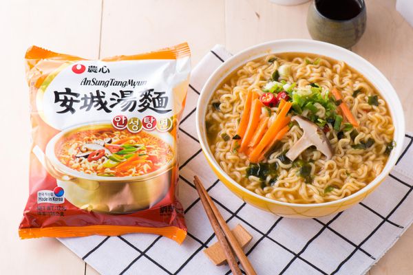  辛拉麵快要「沒衣服穿」了！韓國食品業為何包裝庫存告急、面臨漲價壓力？