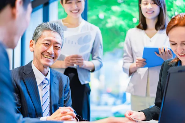  資歷是實力，也是陷阱！兩位 CEO 的中年省思：別讓職位，擋住了你聽見真相的機會