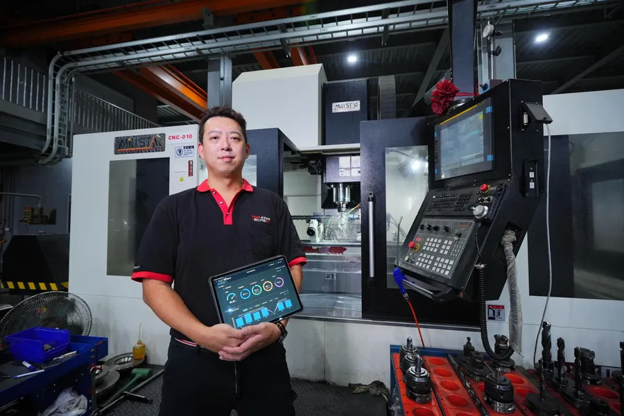 打造塑膠射出機的綠色心臟：鼎烽精密工業從鐵皮屋到智慧工廠的十年轉型路