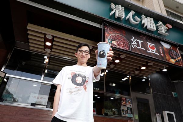  不搶三角窗店面！全台最多門市的清心福全，如何靠「巷弄兵法」稱霸手搖飲界 40 年？