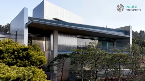 安藤忠雄新作亮相濟州島！本態博物館全新展館「Bonstar」開幕，清水模建築遇上不鏽鋼金屬光影