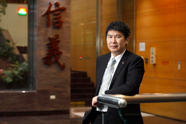  AI 轉型第一步不是導入工具！信義房屋數位長上任後先花半年「考古」，要挖什麼？