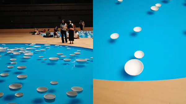 紐約百年兵工廠變身水池！法國藝術家作品「clinamen」登場紐約：史上最多，800 個白瓷碗「自己演奏」