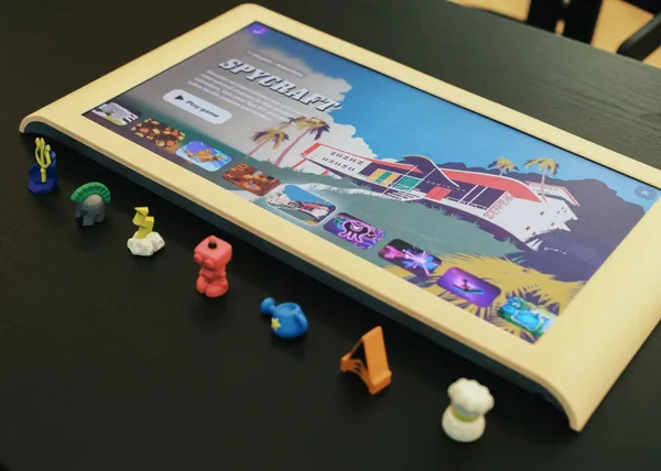 功能遠比 iPad 少，一塊木框螢幕憑什麼拿到 6 億元募資？ 