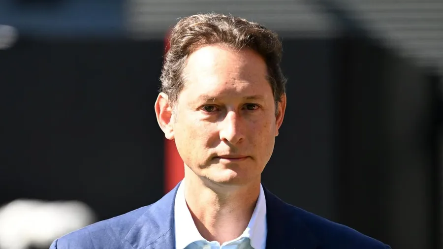 John Elkann是誰？解密Agnelli家族第四代掌門人，Ferrari Luce為何是他的一場豪賭？