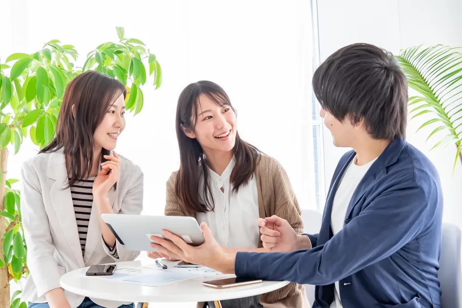  部屬一有問題來求助，應該立刻給答案還是讓他摸索？