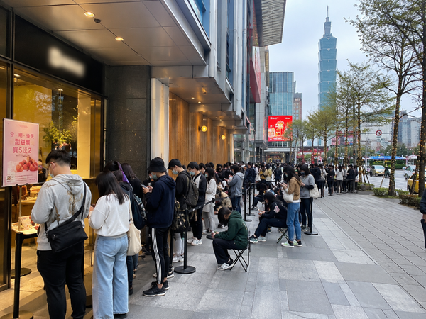  買爆品打卡變成買同溫層入場券，代排經濟究竟抓準了哪種消費商機？