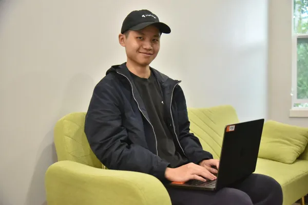 六顧茅廬終於進YC！台灣人成立的InsForge要讓AI寫完程式還能直接上線 