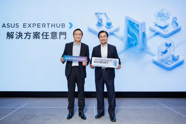 華碩聯合科技董事長林福能(圖右)、系統事業總經理廖逸翔(圖左)宣布ASUS EXPERTHUB正式開