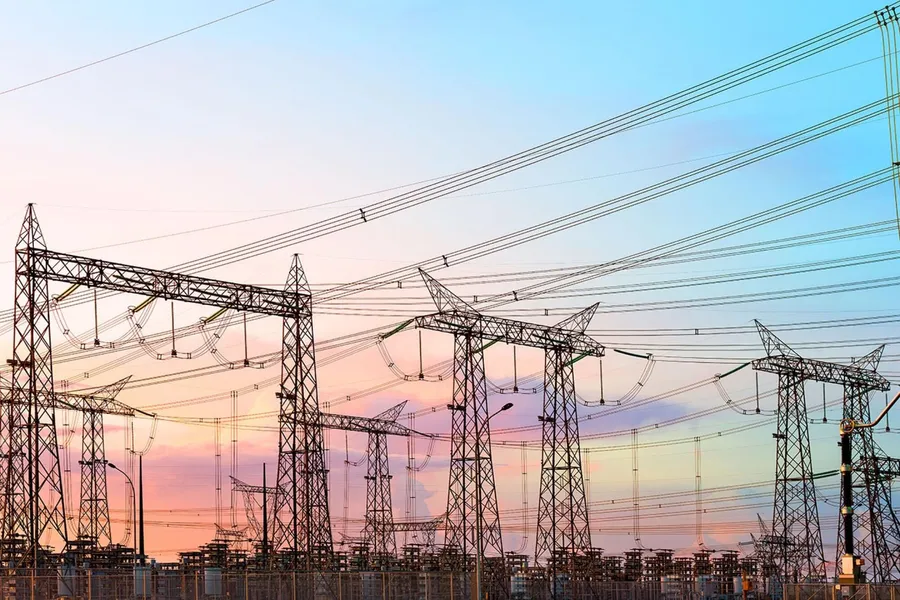 美國電網撐得住AI需求嗎？電力供應恐需增6至10倍，逾7成設備卻逼近報廢！電網被迫大轉骨