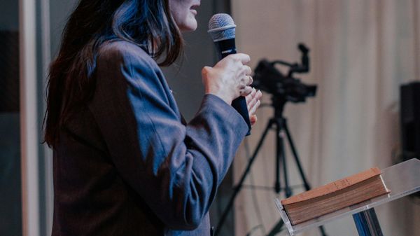  完美的開頭是成功的一半！演說時善用 4 個開場方式，讓聽眾眼睛一亮