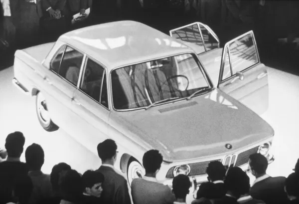 1961 年法蘭克福車展上首度亮相的 BMW 1500，象徵品牌從產品到營運思維的全面轉變。當年的革新勇