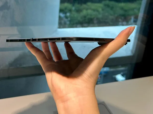 Pixel 11 Pro Fold 側面