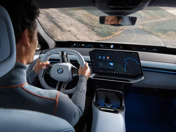 iX3 橫跨前擋風玻璃下緣的 BMW 全視域顯示系統、微傾向駕駛者的懸浮中控螢幕，配合超感智慧方向盤，實現