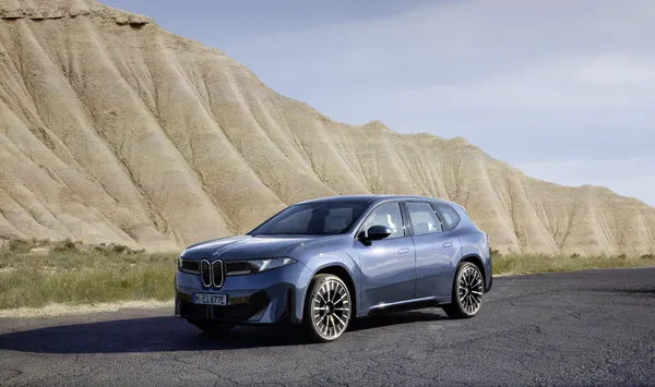 全新 BMW iX3 以垂直式飾光水箱護罩向初代 Neue Klasse 致敬，搭配如雕刻般流暢的一體式線條