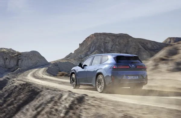 全新 BMW iX3 搭載 Heart of Joy 駕趣核心與第六代 eDrive 科技，以毫秒級的精準控制，