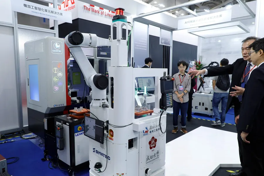 把機器人當配件賣！機械工具機股王「新代」，如何從一顆控制器打進整座工廠？