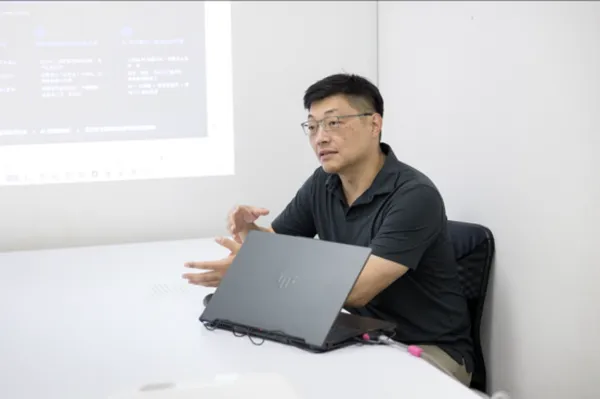 優電智能總經理徐碩賢指出，太陽光電實際發電表現可能受設備與環境