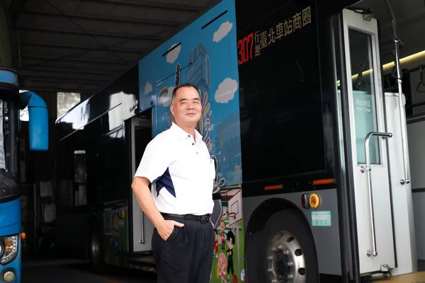  一天近 800 班，307 駕駛工作量卻比同業低！台北「公車王」如何穩坐營收第一？