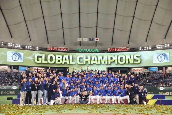 中華隊在 WBSC 世界棒球 12 強賽（Premier12）奪冠。冠軍全隊球員與隊職員合照-2.J