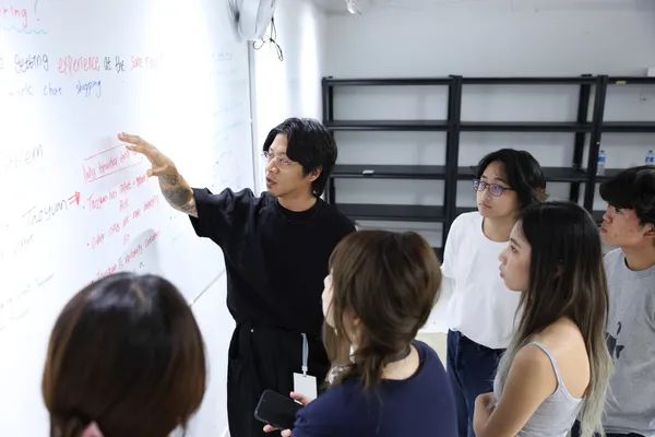 台灣導師陳彥安帶領學生討論.JPG