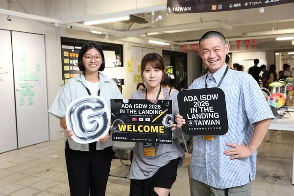 台灣學生李林曄(左)、韓國學生全胄希(中)、日本學生藤木蓮生(右)參加國際研習.JPG
