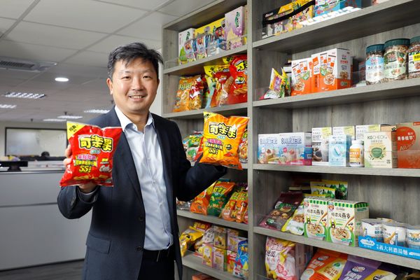  從 2 種口味打天下，到上百種配方候補上陣！可樂果熱銷 55 年的生存筆記