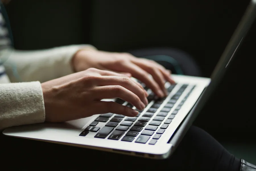 「Please reply me」哪裡錯？10個職場Email常見中式英文，這樣寫才自然