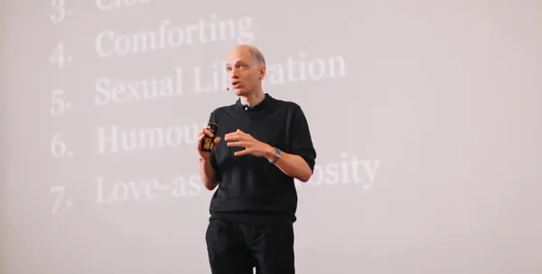  50 歲以後，他坐回教室最後一排——艾倫．狄波頓教我們的中年課：大到可以變小