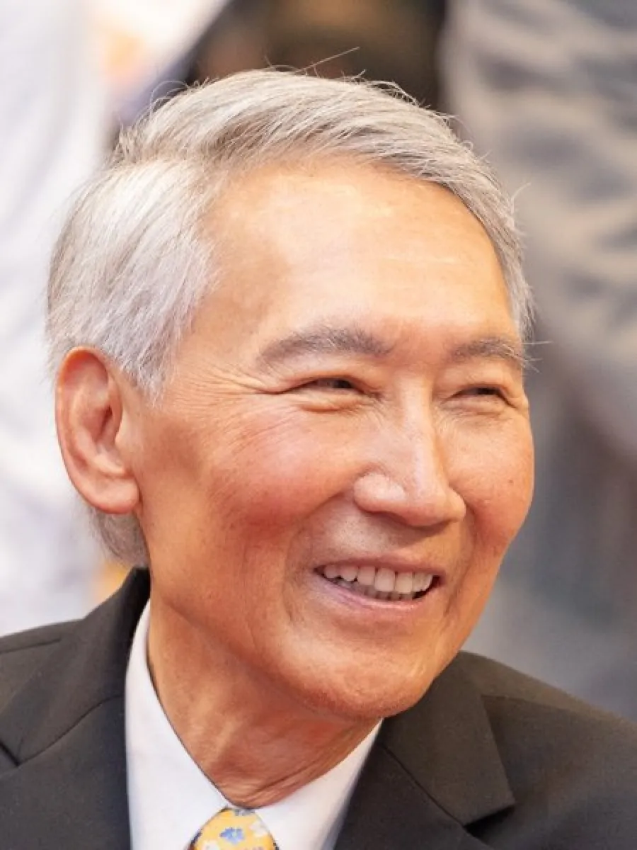 張忠謀送水晶牌要他「拿出辦法來」！胡正明為何押注FinFET，讓台積電走向技術自主？