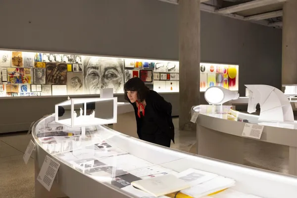 #3 Es Devlin 回顧展亮相倫敦設計博物館