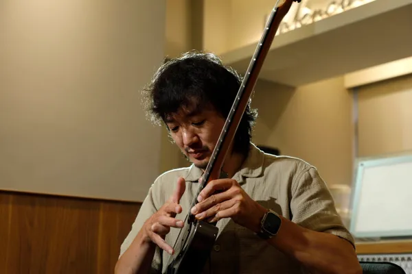羅尹均彈奏 Filum 