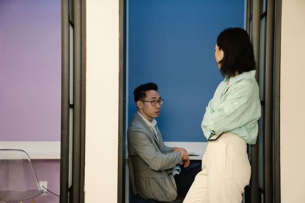  「同事整天嘆氣，是在不爽我嗎？」5 個訊號分辨：對方是無心還是有意找碴