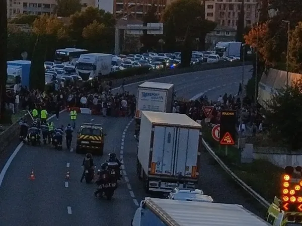 france protest 02.png