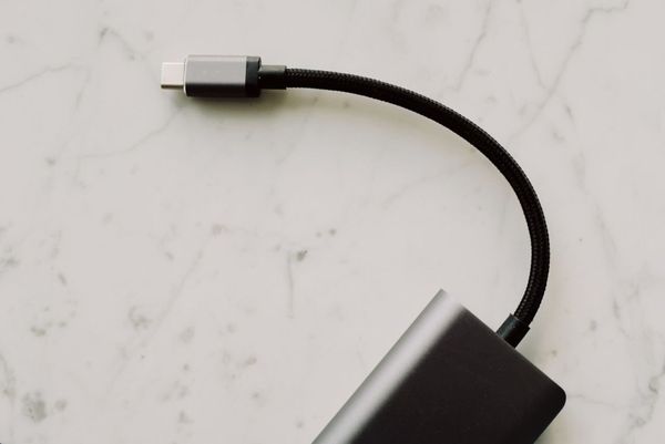  行動電源冒煙、起火怎麼辦？處理步驟：過熱膨脹、滅火、報廢回收一次看