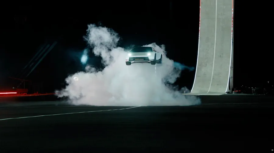 馬斯克的「飛天跑車」來了！特斯拉二代Roadster搭載空氣推進器，實現「空中旋轉＋飛躍」