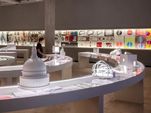 #0  Es Devlin 回顧展亮相倫敦設計博物館