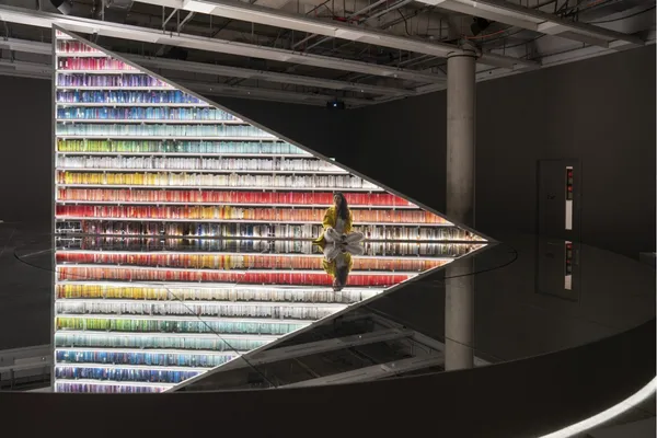 #0 Es Devlin 回顧展亮相倫敦設計博物館