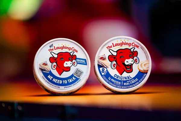 笑牛不笑了！美國 The Laughing Cow 推出限定包裝，百年紅牛為什麼收起笑容變憂愁？