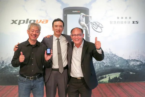 Xplova總經理李明憲（左）、宏碁電子化服務事業群總經理暨Xplova董事長萬以寧（中）、神腦國際總經理黃文祥（右）