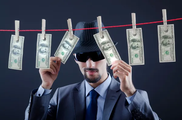洗錢_網路犯罪_Criminal laundering dirty money_shuttersto