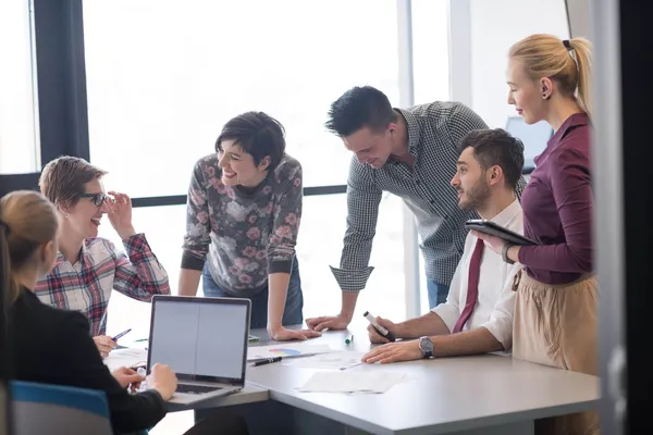 創業團隊_人才_動腦會議_討論_shutterstock_417322654_Lr.jpg