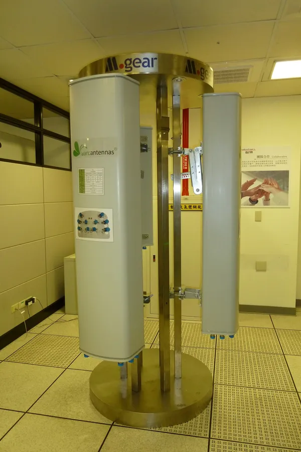 遠傳5G實驗室天線_何佩珊攝.jpg