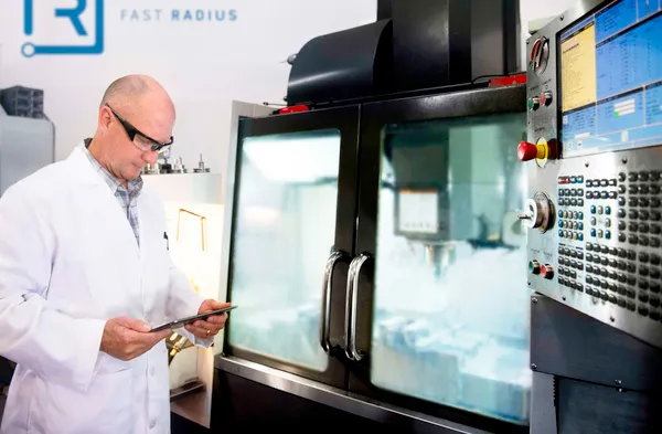 【新聞參考圖片】Fast Radius 員工監控機器運作情形.jpg
