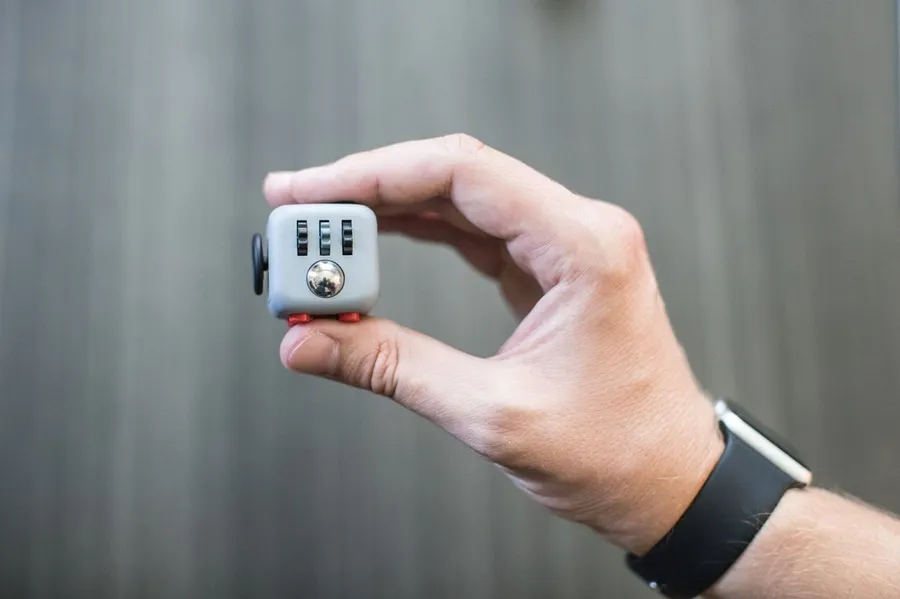 焦慮人的必備小玩物！提升思考效率的好夥伴 Fidget Cube