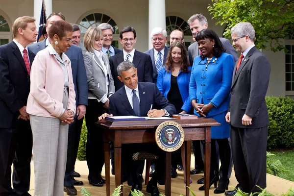 2012 年，歐巴馬簽署《JOBS Act》.jpg